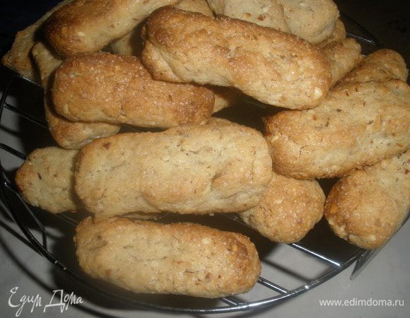 Выпекать в духовке, разогретой до 200 градусов около 15 минут. Готовое печенье остудить на решетке. 