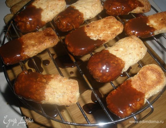 Шоколад растопить на водяной бане, обмакнуть каждую печенюшку и дать ему остыть. 