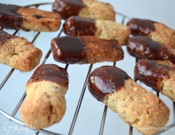 p.s. Пока пекла муж стащил пару штучек без шоколада - говорит - "не надо ничего никуда макать", я кое-как забрала у него их и доделала как по рецепту! Он потом попробовал и говорит - "да...все-таки с шоколадом лучше намного..."