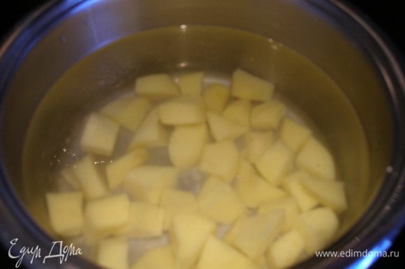 Картофель нарезать, залить водой, поставить на огонь.