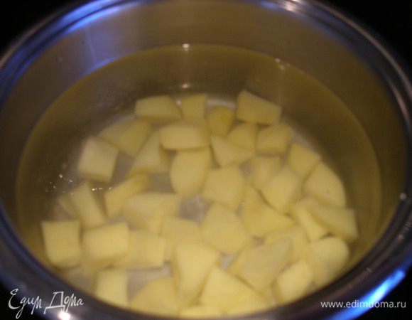 Картофель нарезать, залить водой, поставить на огонь. 