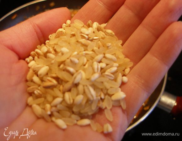 Всыпаем крупы. У меня крупы paraboiled, их не надо мыть и варятся они очень быстро. Если крупы у вас обычные, есть смысл их заранее отварить хотя бы до полуготовности, а потом добавить в суп. 