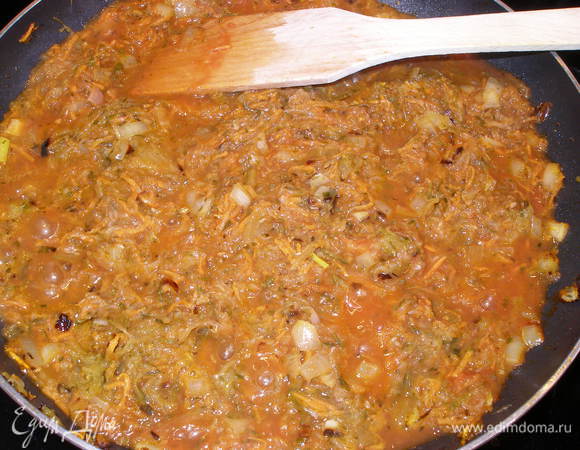 Морковь натереть на терке, лук измельчить и пассеровать их на растительном масле минуты 3-4. Добавить тертые огурцы и томатную пасту. Держать на огне еще минут 10. 