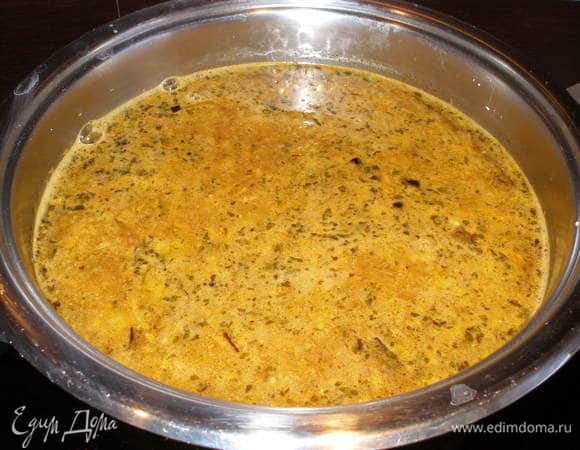 Все, что на сковородке, перекладываем в кастрюлю, доводим до кипения, солим, перчим и добавляем зелень. Варим еще минут 6-7 или пока не будет готов картофель. 