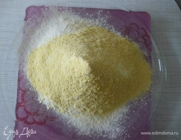 Просеять муку с содой и солью. Добавить корицу, мускатный орех.