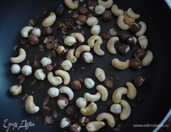 Орехи обжарить немного, крупно порубить.