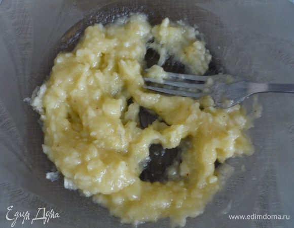 Банан размять вилкой, добавить лимонный сок.