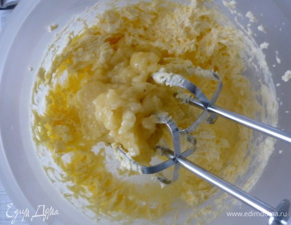 Масло сливочное (размягчённое)взбить с сахаром, добавить яйцо и банановое пюре.