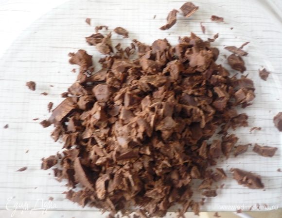 Шоколад измельчить на кусочки