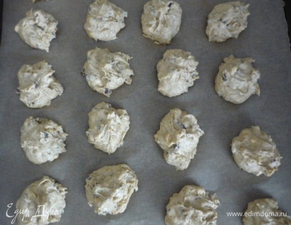 На противень, застеленный бумагой для выпечки, выложить ложкой на некотором расстоянии друг от друга небольшие шарики.