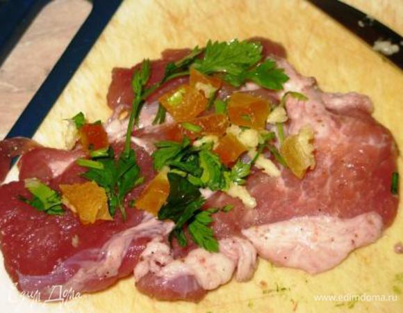 Берем пластины мяса, выкладываем начинку, оставляя с одного края немного места. В процессе скручивания начинка подвинется, но не выпадет.