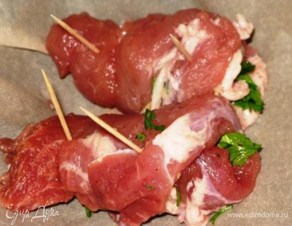 Скручиваем вот такие рулетики, скрепляем зубочистками. Фото процесса не смогла сделать, так как крутить и фотографировать для меня непосильная задача.