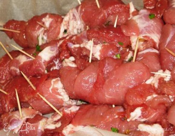 Выстилаем противень фольгой, у меня бумага для выпечки, но лучше фольга. Выкладываем наши рулетики.