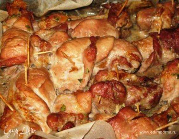 190 гр. один час. У меня получилось несколько шашлычных кусочков из обрезков. Я наколола на зубочистку мясо-курага-мясо и тоже в противень