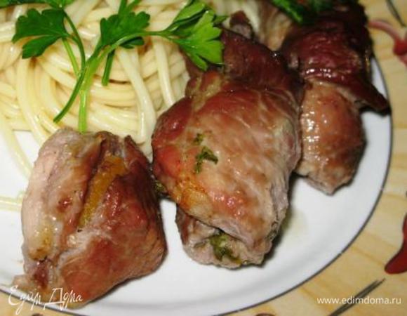 Подавать с любым гарниром, например, со спагетти, немного полив их соком, выделившимся при запекании. Приятного аппетита!