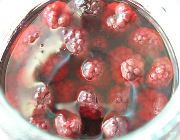 Чистые ягоды уложить на дно 1,5 л банки, засыпать сахаром. Стручок ванили разрезать, положить в банку вместе с семенами и залить все водкой. Закрыть крышкой, поставить в теплое место на 1,5-2 месяца. Через каждые 3-4 дня встряхивать банку, чтобы весь сахар растворился.