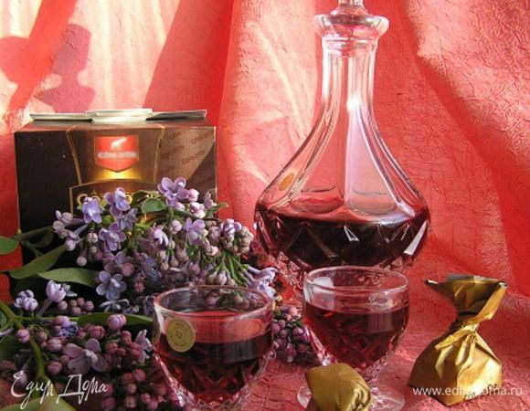 По прошествии положенного времени, процедить ликер, разлить по красивым бутылочкам или сразу в графинчик и смело подавать! :)