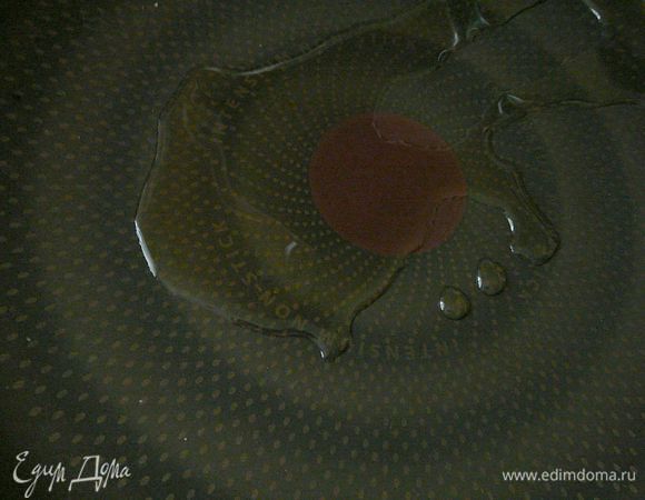 На разогретую сковороду налить 2ст.л.растительного масла и обжарить свинину на среднем огне,до легкой золотой корочки.