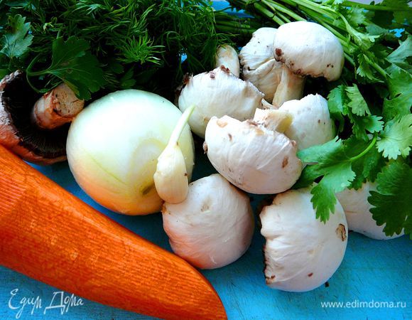 Подготовить овощи.Шампиньоны я не мою,чищу шляпки и ножом соскребаю ножки грибов,нарезать грибы пластинками.Лук почистить и нарезать кубиками.Морковь очистить и нарезать как вам будет удобно,я нарезала овощечисткой,чем тоньше тем быстрее приготовится,чеснок очистить.