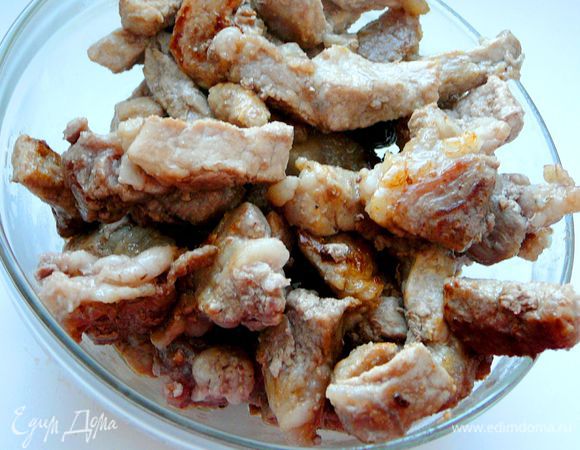 Переложить поджаренное мясо в отдельную посуду,на сковороде оставить сок образовавшийся после приготовления мяса и масло.