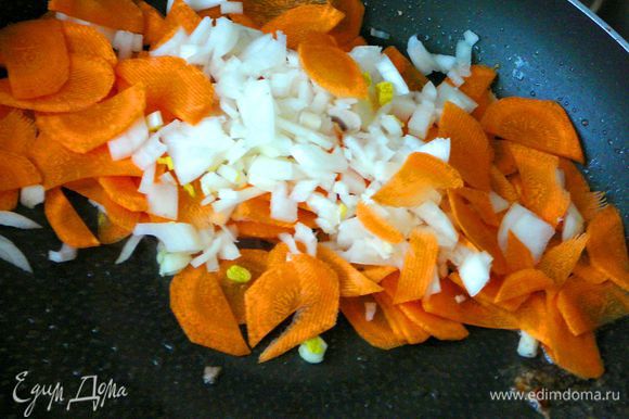 На сковороде обжарить в течении 3-4минут лук и морковь,периодически помешивая,на среднем огне.