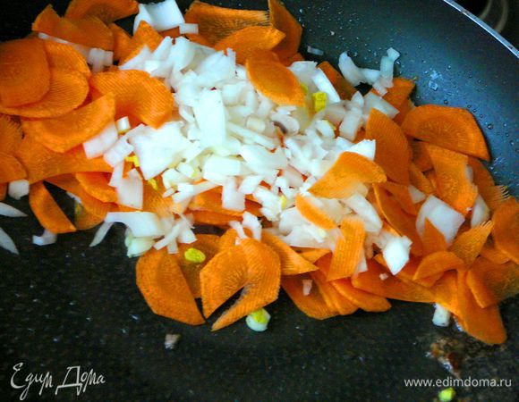 На сковороде обжарить в течении 3-4минут лук и морковь,периодически помешивая,на среднем огне.