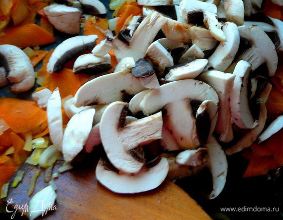 Затем добавить нарезанные шампиньоны,готовить минут 7 помешивая.