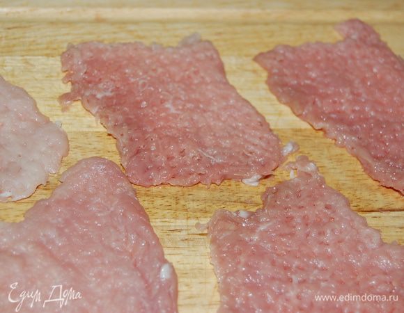 Мясо нарезать ломтиками поперек волокон, отбить, посолить, поперчить. Яйцо взбить в одной миске, муку насыпать в другую... помидоры нарезать тонкими кольцами.