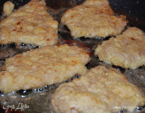 На сковороде разогреть растительное масло. Обмакиваем отбивные в яйцо, обваливаем в муке. Жарим на небольшом огне под крышкой несколько минут с одной стороны, переворачиваем...