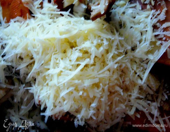 Посолить,поперчить,добавить мелко рубленный зубчик чеснока,добавить тимьян сухой и кориандр,а так же тертый твердый сыр.