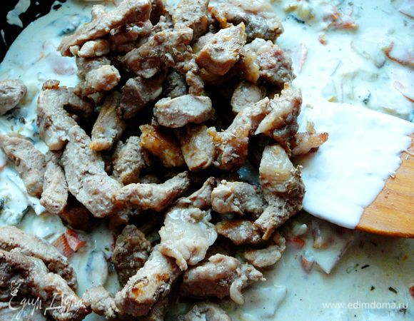 Затем положить мясо,перемешать,накрыть крышкой и тушить 20 минут. 