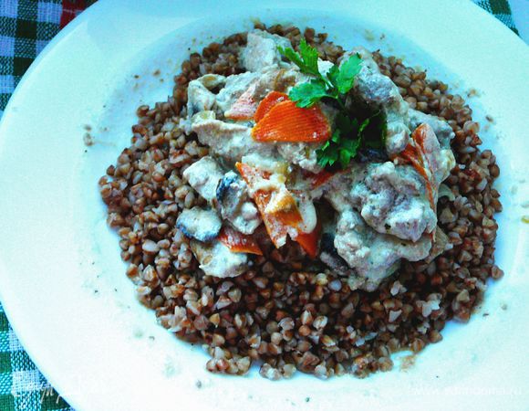 Подавать присыпав свежей зеленью петрушки или кинзы.