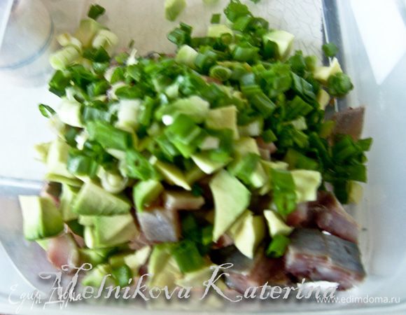 В отдельную тару (у меня пластиковый контейнер) нарезать кубиками филе очищенной сельди, авокадо и лук. Внимание: авокадо должен быть спелым, мягким, иначе будет не очень вкусно!