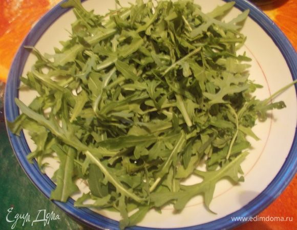 Руколу, томаты черри и манго промыть, обсушить. Выложить рукколу.