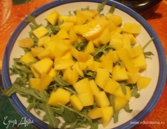 Манго очистить,отделить от косточки, нарезать небольшими кубиками и добавить к рукколе.