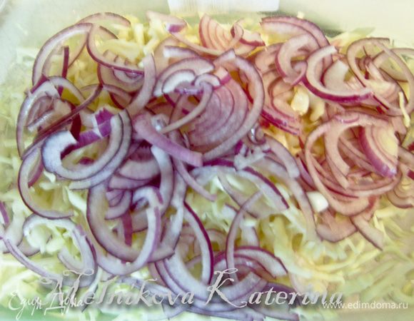 Апельсин очистить, каждую дольку очистить от мембран, нарезать на небольшие кусочки. Лук нарезать тонкими полукольцами. Смешать оба вида капусты в таре (у меня пластиковый контейнер), добавить апельсин, лук. 