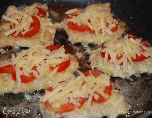 Кладем сверху кусочки помидоров, а затем тертый сыр (сыр можно также нарезать тонкими ломтиками...).