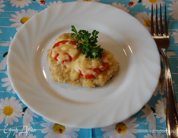 Накрываем крышкой и готовим еще несколько минут, за это время сыр расплавится... Блюдо подавать горячим. Приятного аппетита!