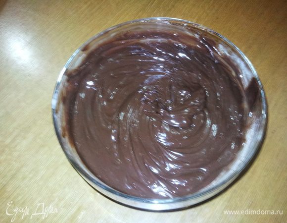 Делаем шоколадный крем:
воспользуйтесь рецептом http://www.edimdoma.ru/retsepty/40398, здесь пошагово!!!
Если коротко: Шоколад разломать на кусочки, растопить на водяной бане. Смешать со сливками и медом до однородной консистенции.  
