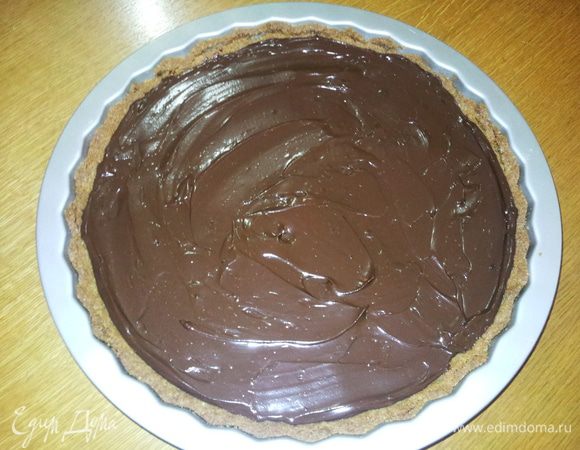 Вылить крем на испеченный корж и равномерно распределить по всей поверхности, поставить в холодильник на 3 часа, чтобы крем как следует, застыл.