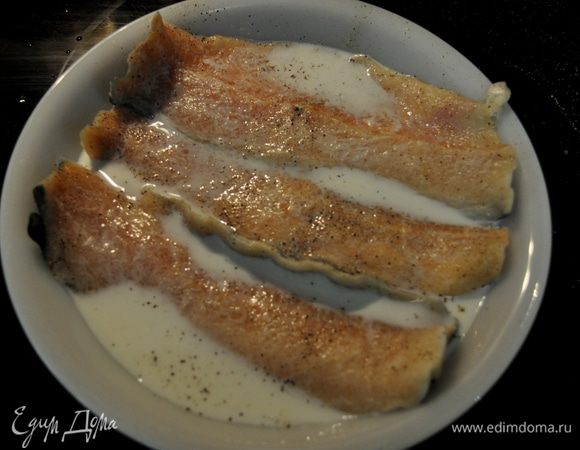 Посолить и поперчить филе, положить в мелкую посудину и залить молоком.
