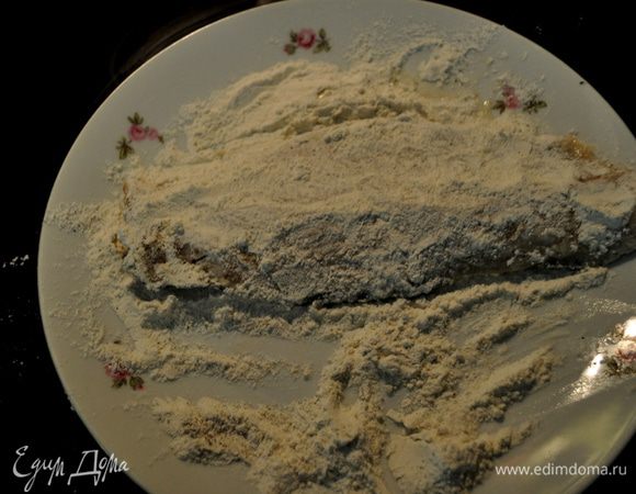 Муку высыпать на тарелку, посыпать солью и перцем.
Обвалять рыбу в ней.