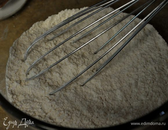 Разогреть духовку до 200гр. Сбрызнуть спреем форму на 12 маффинов или смазать маслом,или использовать формочки-стаканчики для маффинов.
Смешать муку,сахар,разрыхлитель и пищев.соду в отдельной чаше.