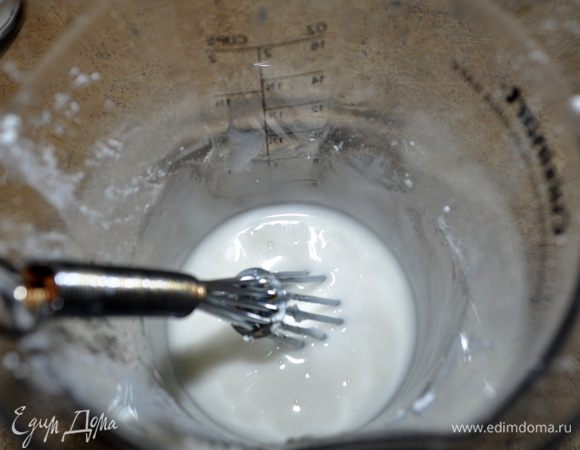 Подготовить глазурь:
Смешать сах.пудру с лимон.соком, можно сделать густой консистенции из 1 1/2 стол.л или жидкую из 3 стол.л лимон.сока.Перемешать хорошенько.