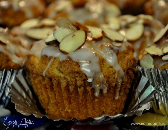 На теплые/не горячие/ маффины чайной ложкой выложить на каждый маффин глазировку.Подавать теплыми.