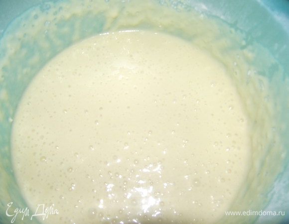 В блендер поместите яйца,молоко, муку, соль, и масло. Смешивайте блендером около 10 сек., затем соскребите все со стенок и смешивайте ещё 20 сек.
