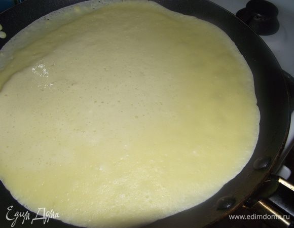 На разогретую сковороду выливайте небольшими порциями тесто и выпекайте блины.