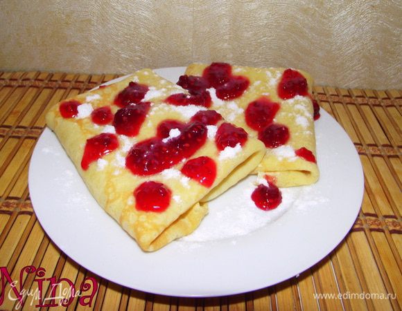 Для начинки: в большой миске взбейте вместе вилкой сливочный сыр, домашний, сахар, яйцо, лимонный сок, ванильную эссенцию и корицу до однородной массы. Вмешайте вишню. Положите на каждый блинчик по начинке и заверните. Такие блинчики в холодильнике можно хранить до 8 часов!