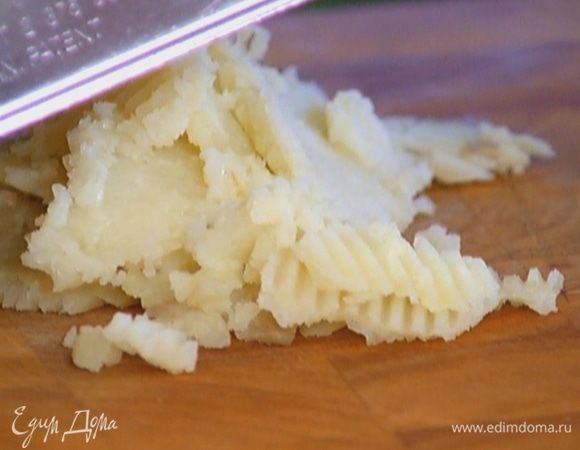 Картофель отварить в кожуре и тонко нарезать (можно использовать фигурный нож или специальную терку).