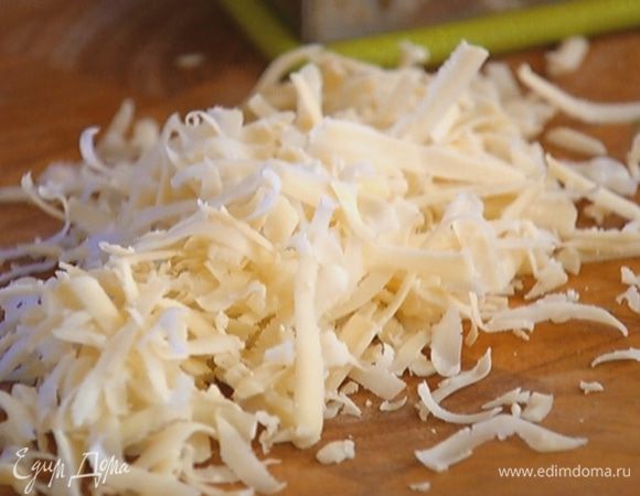 Сыр натереть на крупной терке.